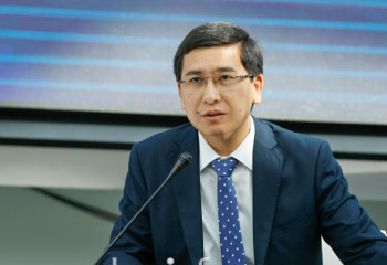 Асхат Аймағамбетов қазақстандықтарды Білім күнімен құттықтады