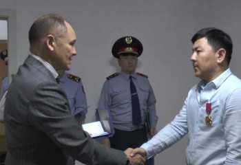 Қаңтар оқиғасында ауыр жарақат алған полицейге мемлекеттік сыйлық берілді