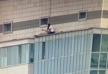 Полицейлер биіктен секірмек болған әйелді құтқарды