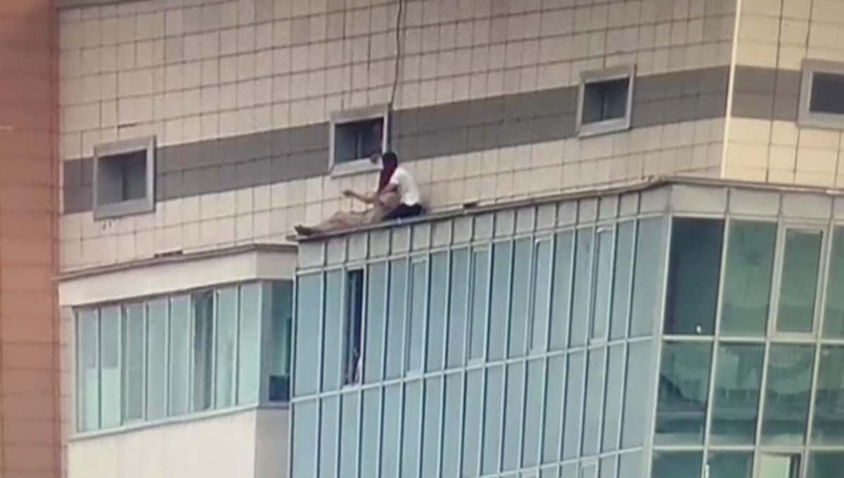 От прыжка с 24 этажа спас женщину участковый из Нур-Султана