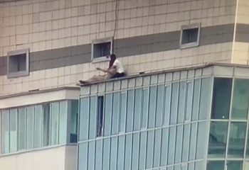 От прыжка с 24 этажа спас женщину участковый из Нур-Султана