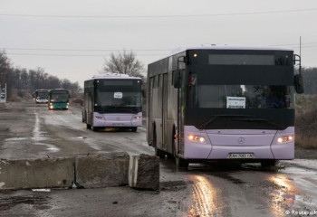 В поселке Озерный продолжается эвакуация местных жителей