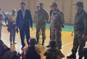 Аким Костанайской области и министр ЧС встретились с эвакуированными жителями Аулиеколького района