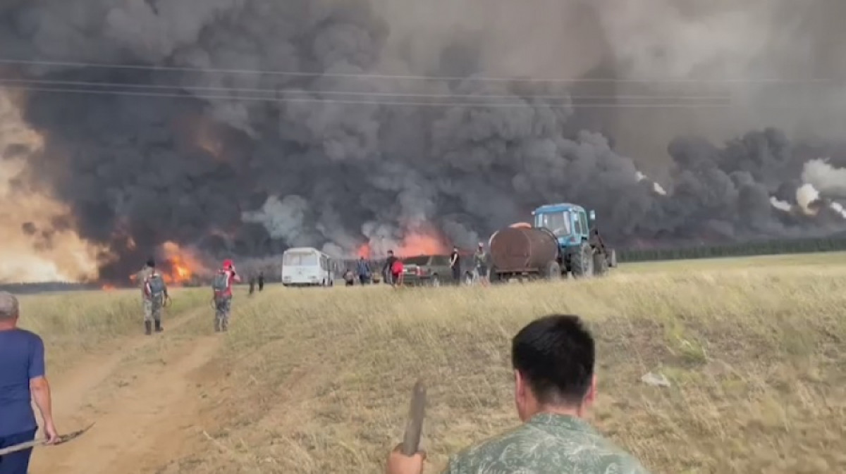 Токаев на вертолете совершил облет пострадавших от природных пожаров территорий 