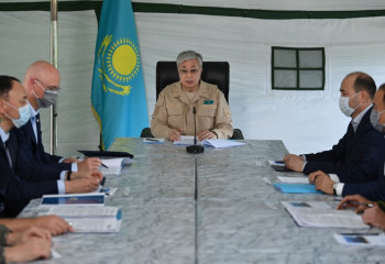 Токаев провел совещание оперштаба по ликвидации пожаров в Костанайской области