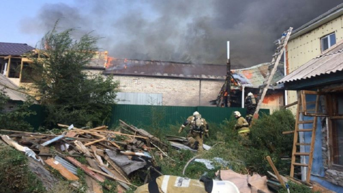 Спасатели вынесли пенсионера из горящего дома в Костанайской области