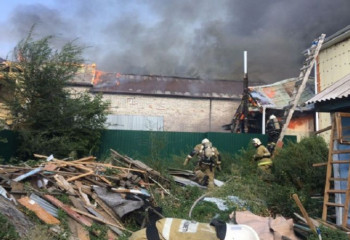 Спасатели вынесли пенсионера из горящего дома в Костанайской области