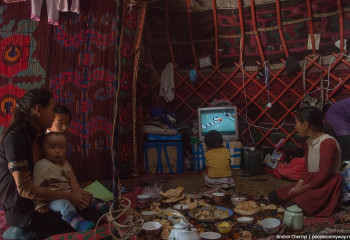 Многодетная семья из Алматинской области живет в юрте 