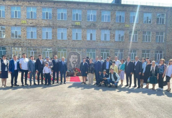 Памятник Ахмету Байтурсынову установили на территории карагандинской гимназии