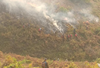 В борьбе с пожаром в ВКО задействованы вертолет и еврокоптер – МЧС 