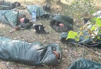 Жерде ұйықтап жатқан өрт сөндірушілердің суреті көпшілікті тәнті етті