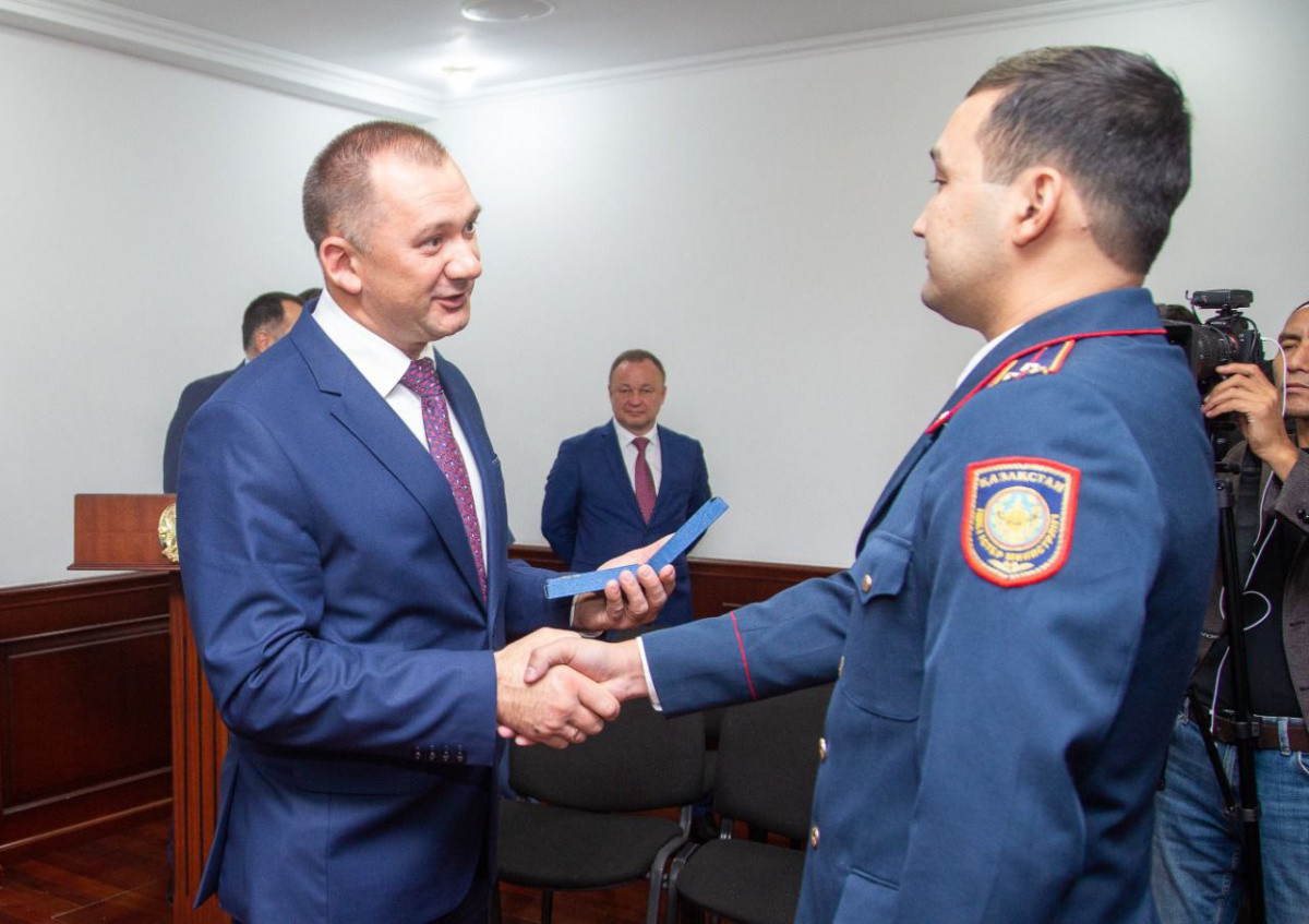 Министр внутренних дел Беларуси наградил казахстанских стражей порядка 