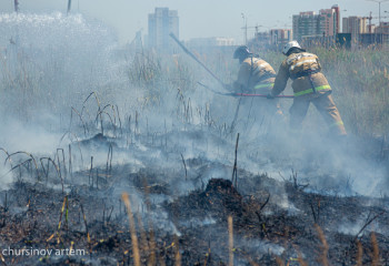 В ВКО продолжается тушение лесного пожара