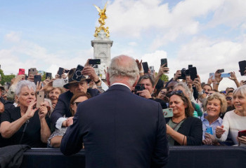 Новый король впервые обратился к британцам и раздал титулы 