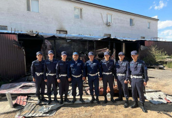 Женщину из горящего торгового дома спасли бойцы Нацгвардии в Жанаозене 