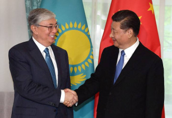 Китай играет важнейшую роль, особенно когда Россия под давлением санкций – политолог