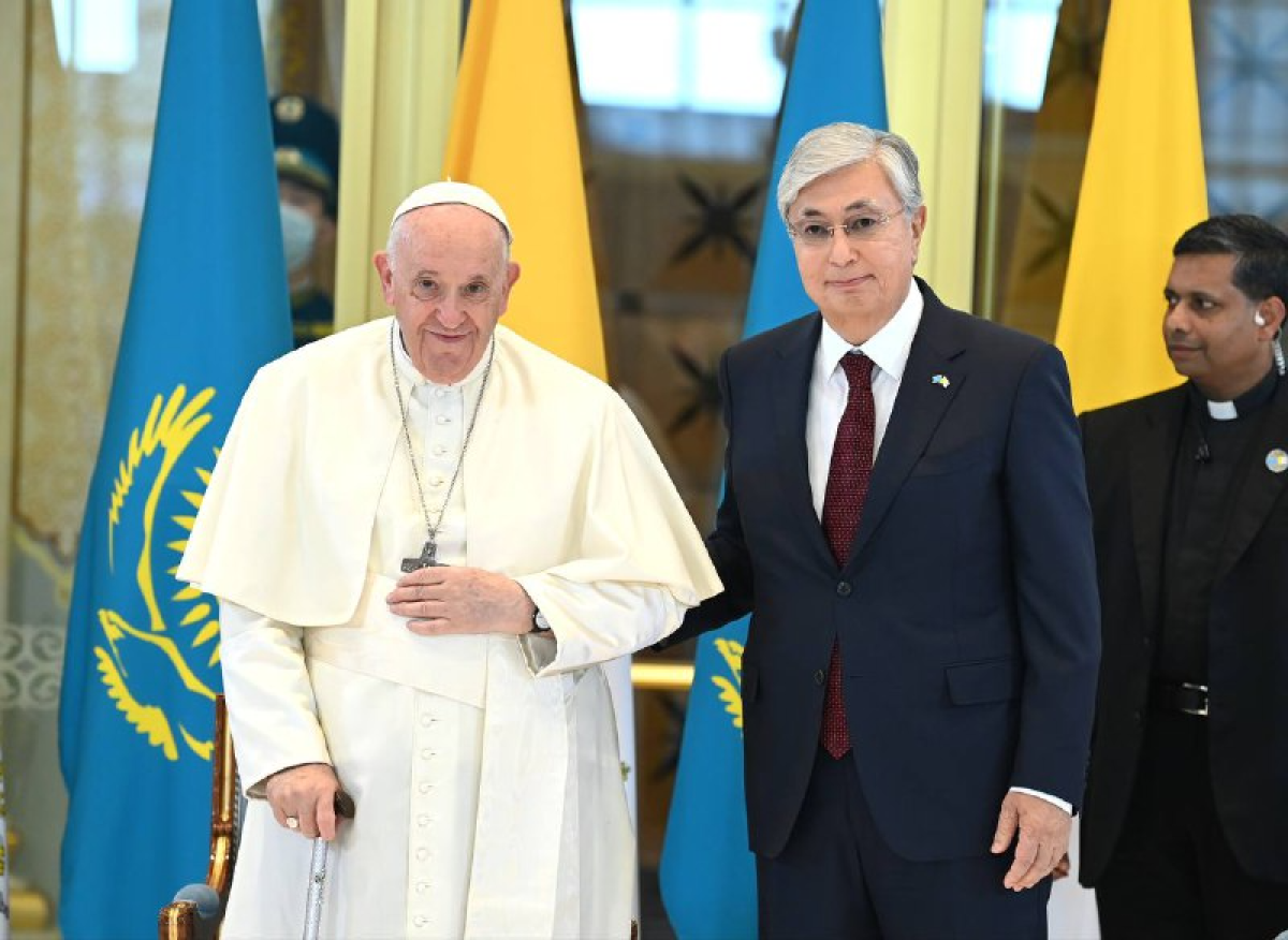 Tokayev personally welcomes Pope Francis at airport in Nur-Sultan