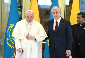 Tokayev personally welcomes Pope Francis at airport in Nur-Sultan