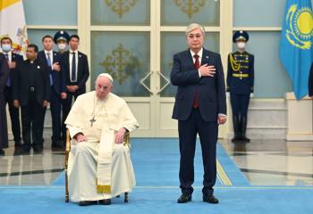 Президент Казахстана провел встречу с Папой Римским Франциском