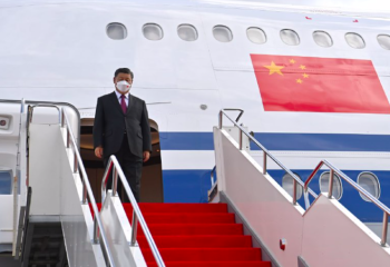 Си Цзиньпин прилетел в Нур-Султан 