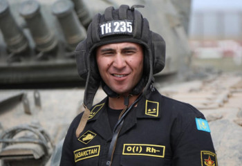 Казахстанские танкисты отмечают профессиональный праздник