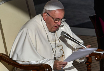 Рим папасы жиналған қауым үшін дұға оқыды 