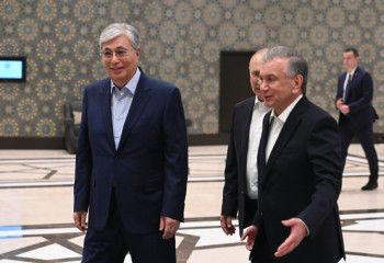 Тоқаевты өзбек президенті қарсы алды