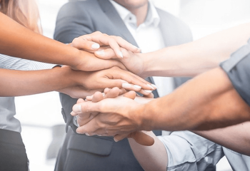 Должен ли бизнес помогать в решении социальных проблем страны