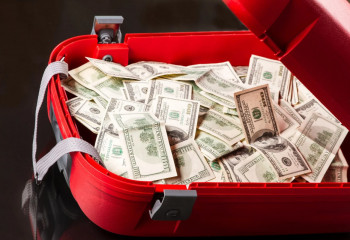 Около 100 тысяч долларов казахстанка попыталась вывезти в Турцию