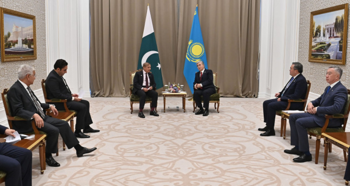 Президент провел встречу с Премьер-министром Пакистана