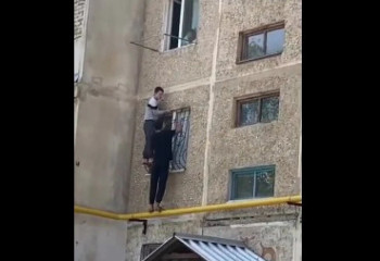 Двое парней спасли малолетних детей от падения из окна в Шымкенте