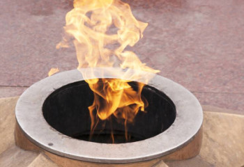 В Каскелене наказали распивающих спиртное у Вечного огня