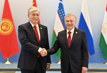 ҚР Президентін ШЫҰ Саммиті өтетін жерде Шавкат Мирзиёев қарсы алды