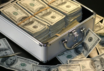 Қазақстан азаматы 100 мыңға жуық АҚШ долларын елден шығармақ болған