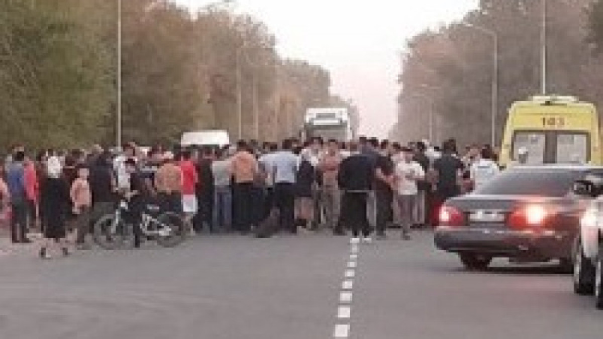 Сельчане в Алматинской области перекрыли дорогу из-за смертельного наезда на ребёнка