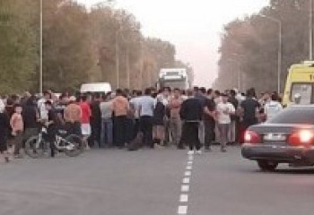 Сельчане в Алматинской области перекрыли дорогу из-за смертельного наезда на ребёнка