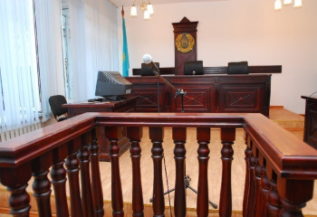 Старший инспектор миграционной службы угодил за решетку из-за взятки в 100 тысяч тенге