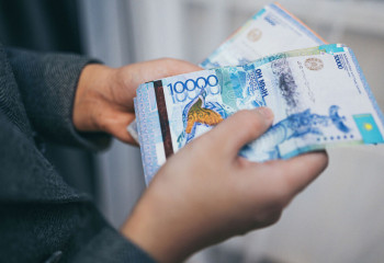 Компания басшысынан 100 млн теңге бопсалаған адам ұсталды