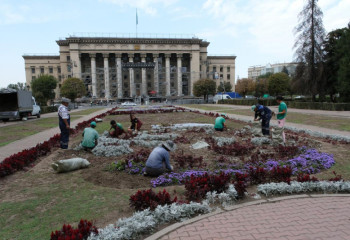 Алматыда фестивальге жиналғандар гүлзарларды таптап кеткен