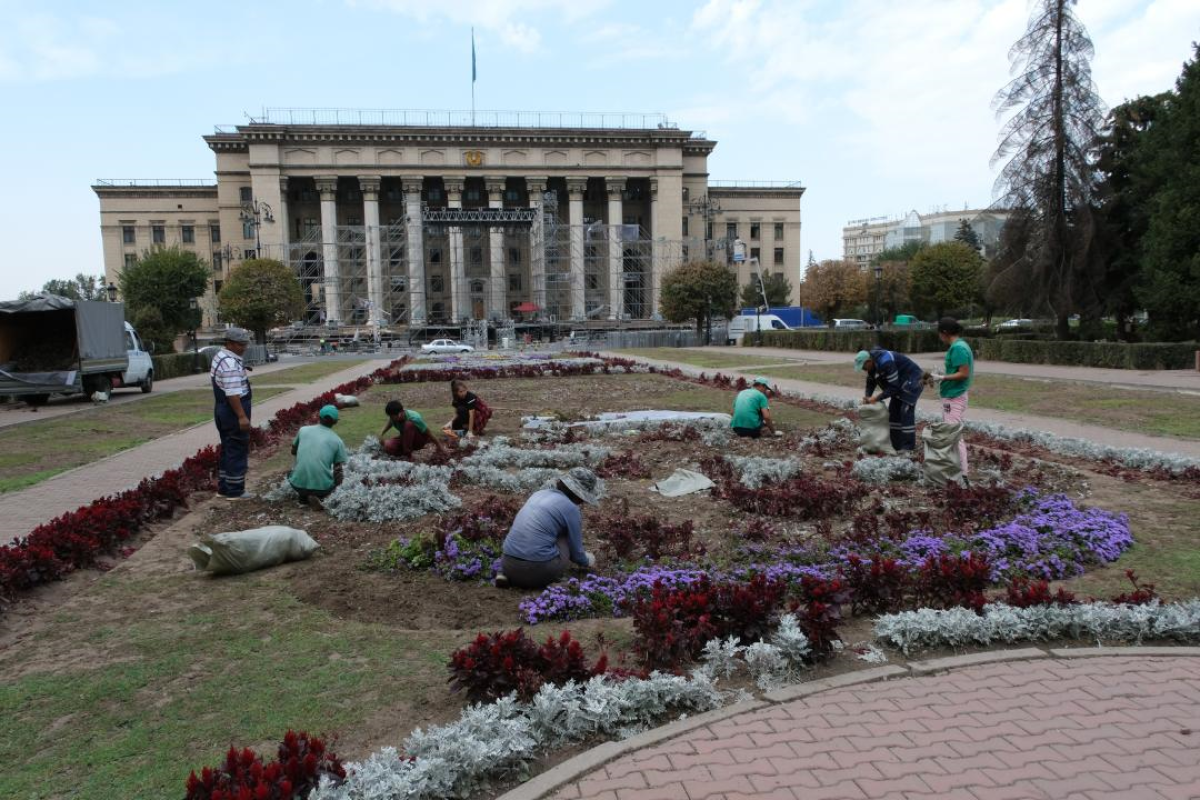 Гости музыкального фестиваля уничтожили почти 94 тысячи цветов в Алматы 