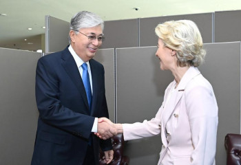 Тоқаев Еуропа комиссиясының президентін Қазақстанға шақырды