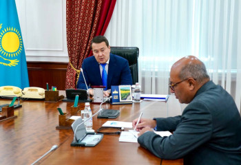 Әлихан Смайылов сэр Сума Чакрабартимен кездесті