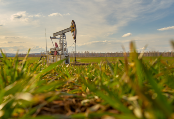 Цены на нефть упали до минимума за восемь месяцев