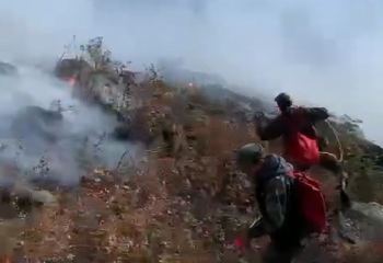 Тушение пожара в Бурабае осложнено каменистой местностью