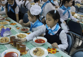 Брокколи, ананас и красная рыба: Что должно быть в меню казахстанских школьников