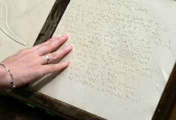 Көру қабілеті нашар жандар үшін ақпарат қолжетімді ме?  