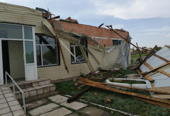 Қарағандыда 40-тан астам үйдің шатыры ұшқан