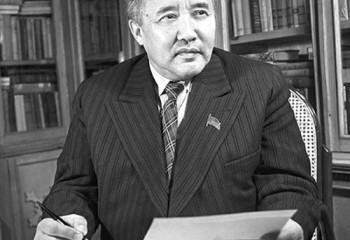 Казахстанцы отмечают 125-летие Мухтара Ауезова