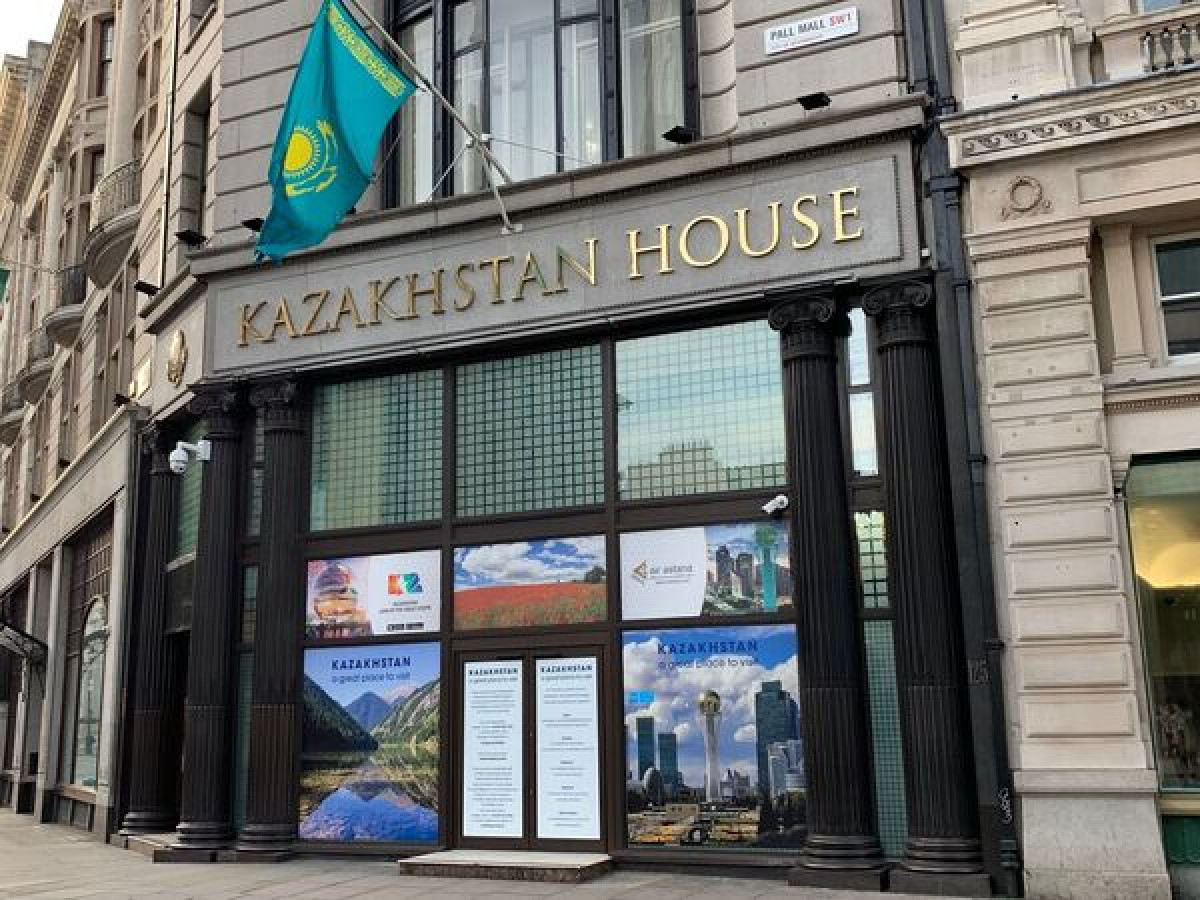 «Көп рақмет!»: россияне благодарят казахстанцев у посольства РК в Великобритании