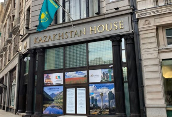 «Көп рақмет!»: россияне благодарят казахстанцев у посольства РК в Великобритании